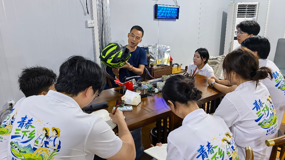 赣州职业技术学院汽车工程学院“红心筑梦”实践队赴章贡区罗坑村开展车辆公益技术帮扶