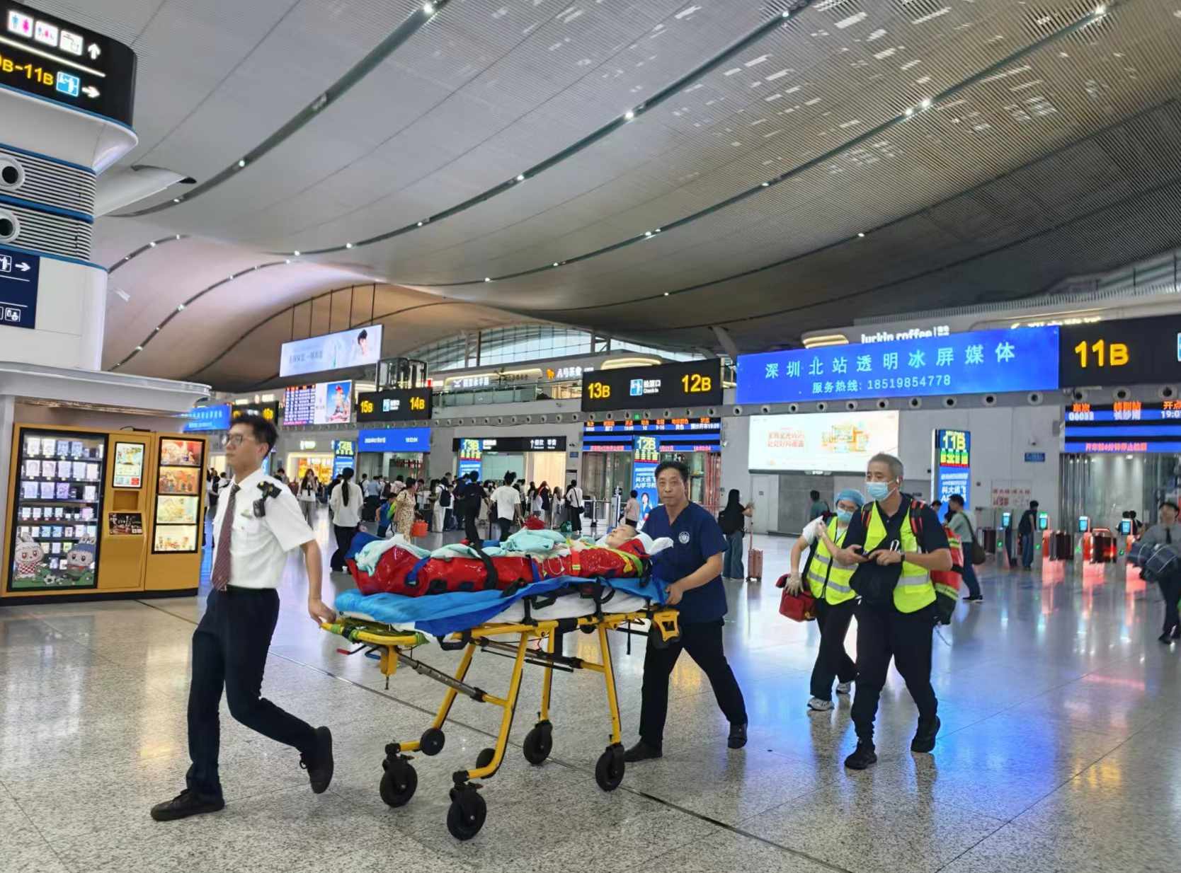 深圳北站暑运纪实:奔跑中的温情,守护旅客每一程