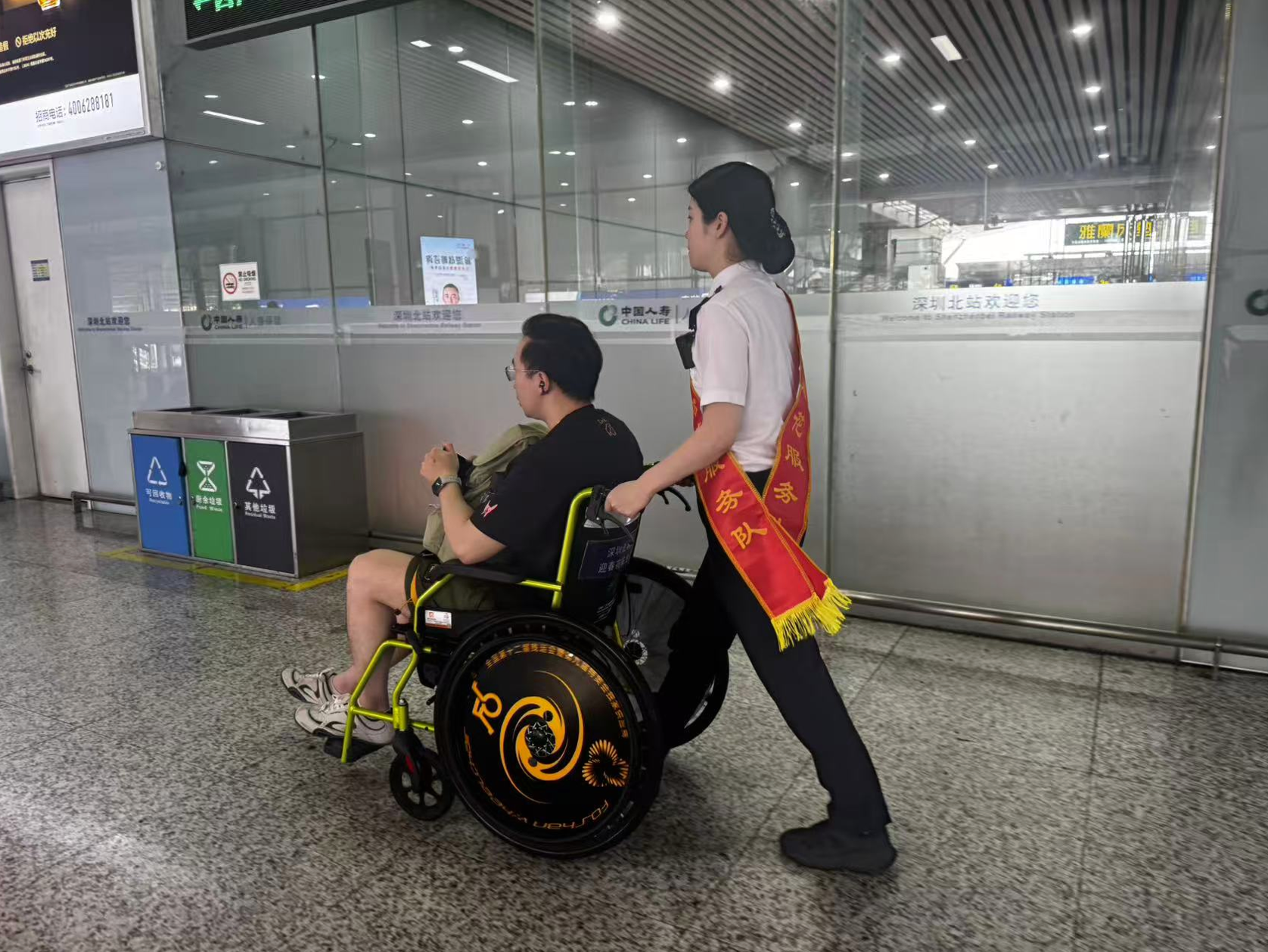 深圳北站暑运纪实:奔跑中的温情,守护旅客每一程