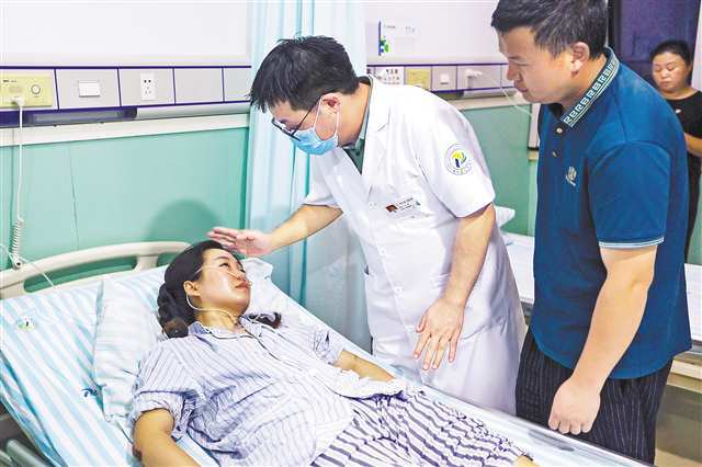 7月17日，彭水县人民医院，医生在了解获救网格员彭迪的身体情况。记者 尹诗语 摄/视觉重庆