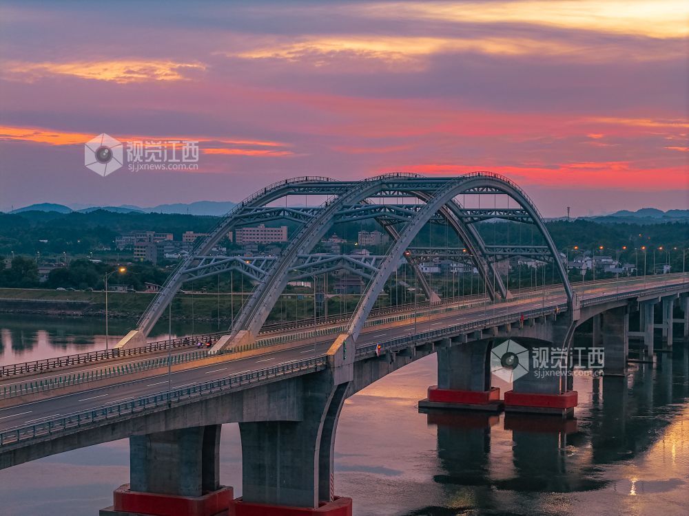 2026年7月11日在江西省吉安市峡江县赣江大桥拍摄的画面。