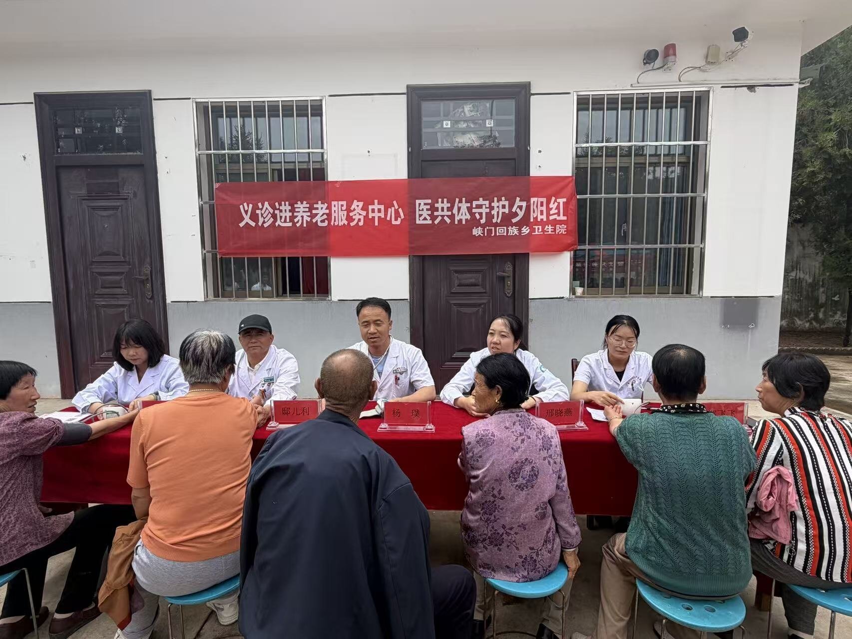 图为医护人员为老人义诊.jpg