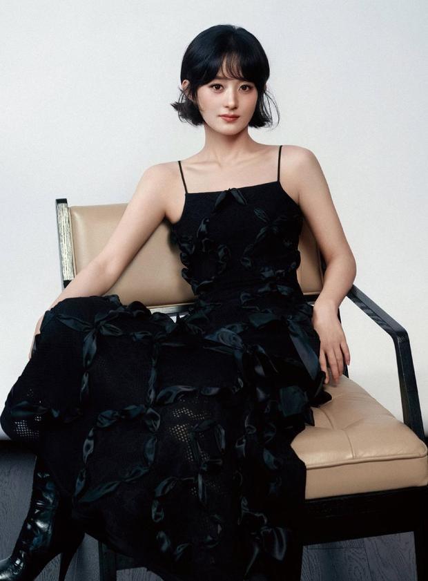 搜狐娱乐讯 15日，赵丽颖最新写真美照释出，她穿着黑色吊带裙气场全开，一头利落短发造型又美又飒。