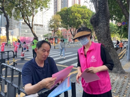 物业人员和志愿者则在早晚高峰“定点值守”,在路口提醒过往行人戴好头盔、不抢道、不逆行。“师傅,头盔扣带别忘了系紧!”一句句叮嘱虽然简单,却成了居民出行路上最直接的“安全闹钟”。