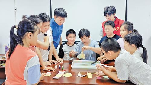 7月15日,邯郸市复兴区百家乐园社区“共青团·伙伴计划”暑期假日学校课堂上,孩子们体验非遗项目水拓画。 本报记者 王文静摄