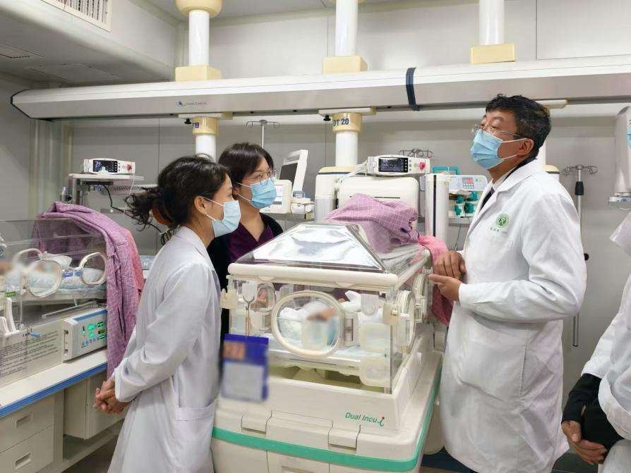 中医内科朱欣佚副主任医师与儿科医生、护士进行多学科联合查房