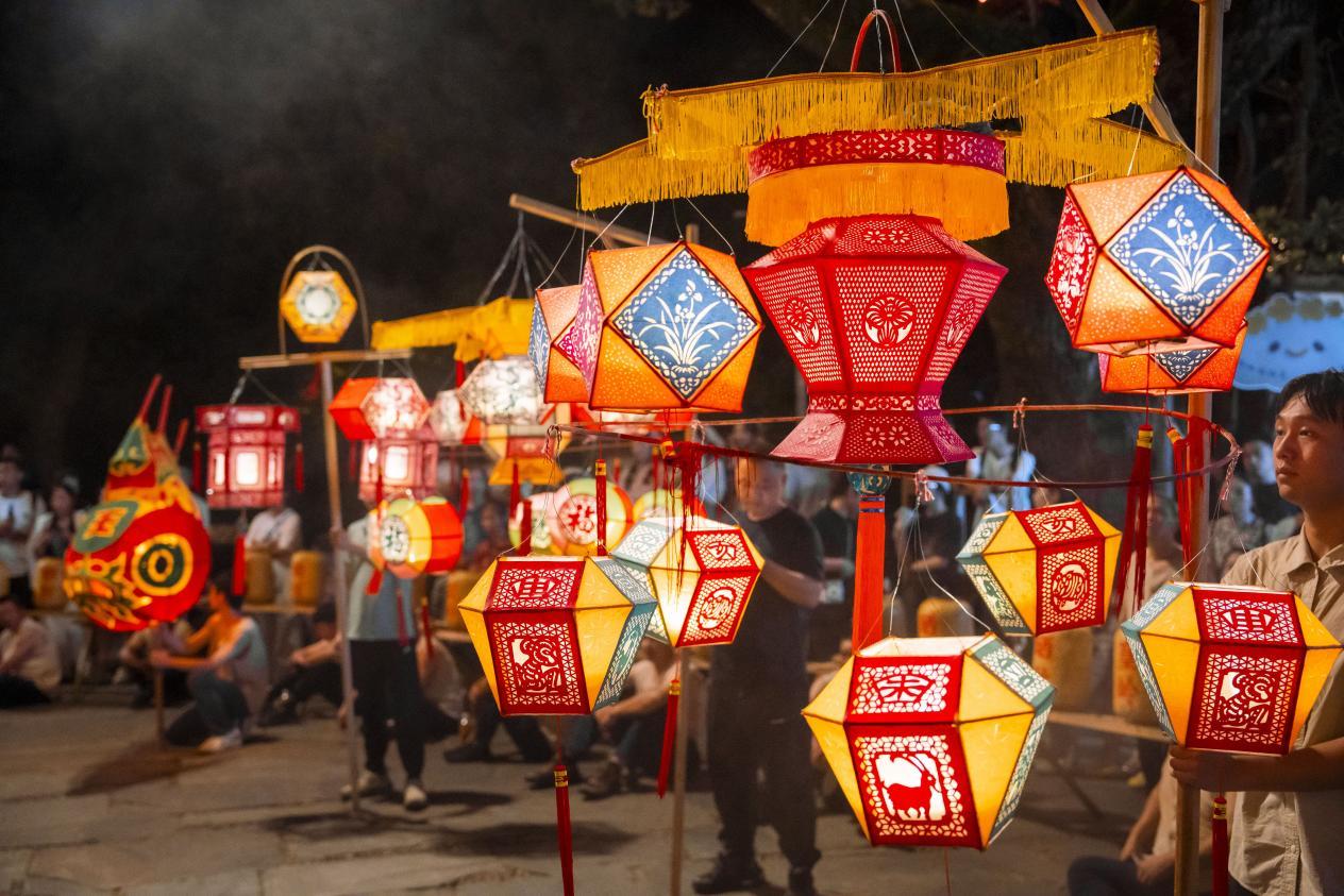 深耕夜间文旅业态 篁岭乡村非遗夜焕新上线