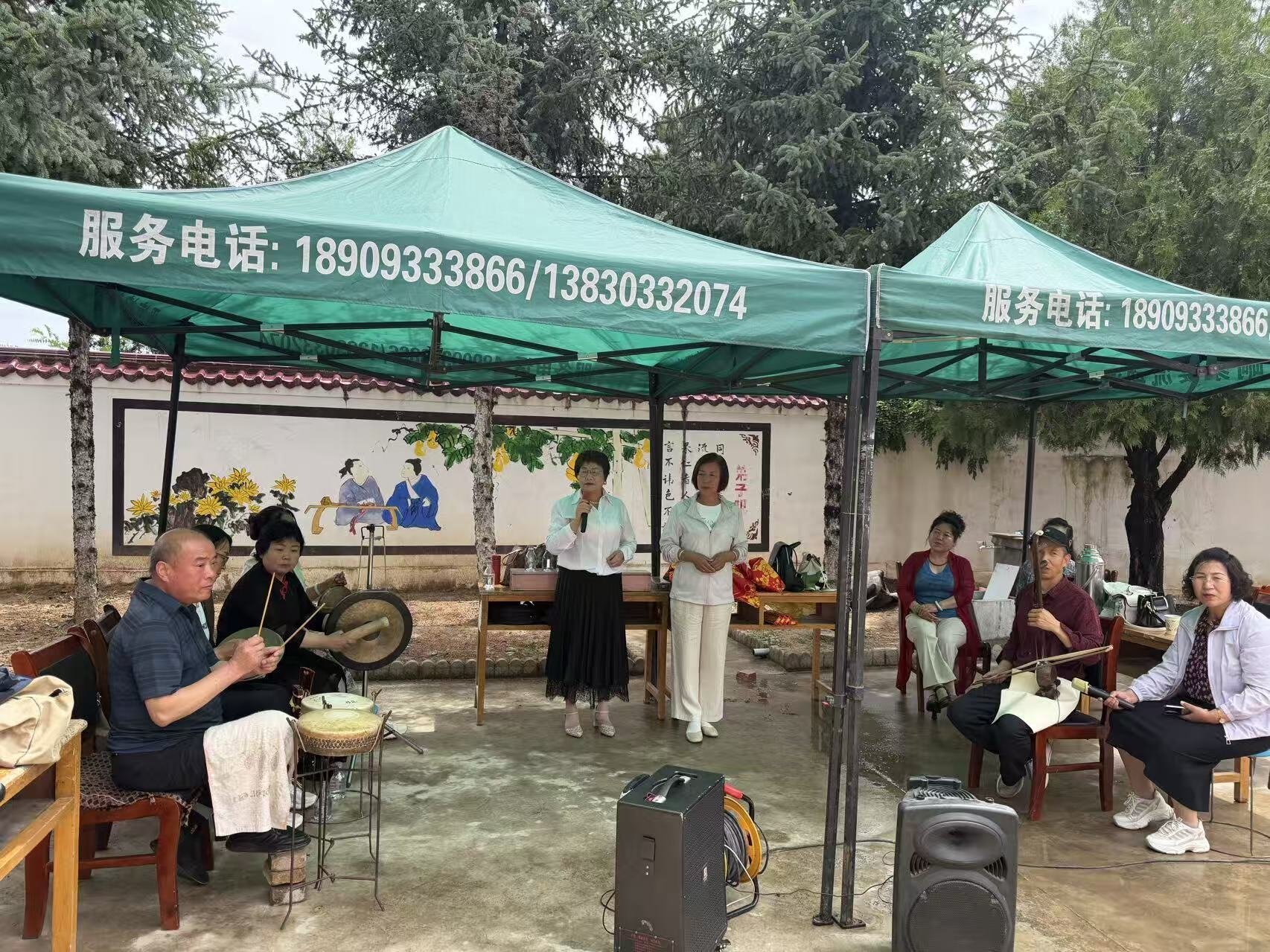 图为养老院老人们正在开展娱乐活动.jpg