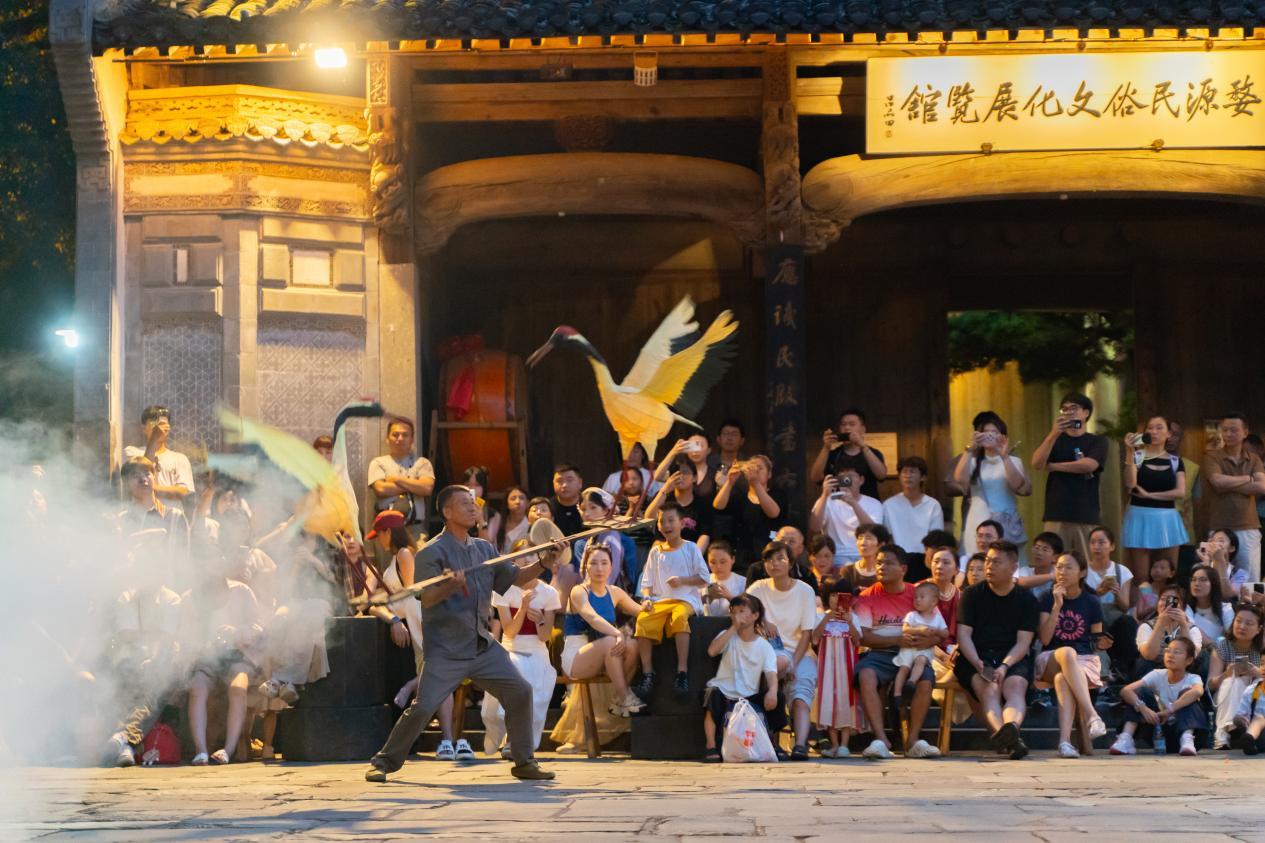 深耕夜间文旅业态 篁岭乡村非遗夜焕新上线