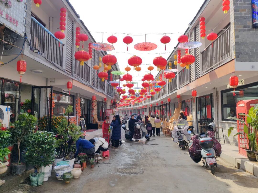 红灯笼高挂，老街烟火重燃
