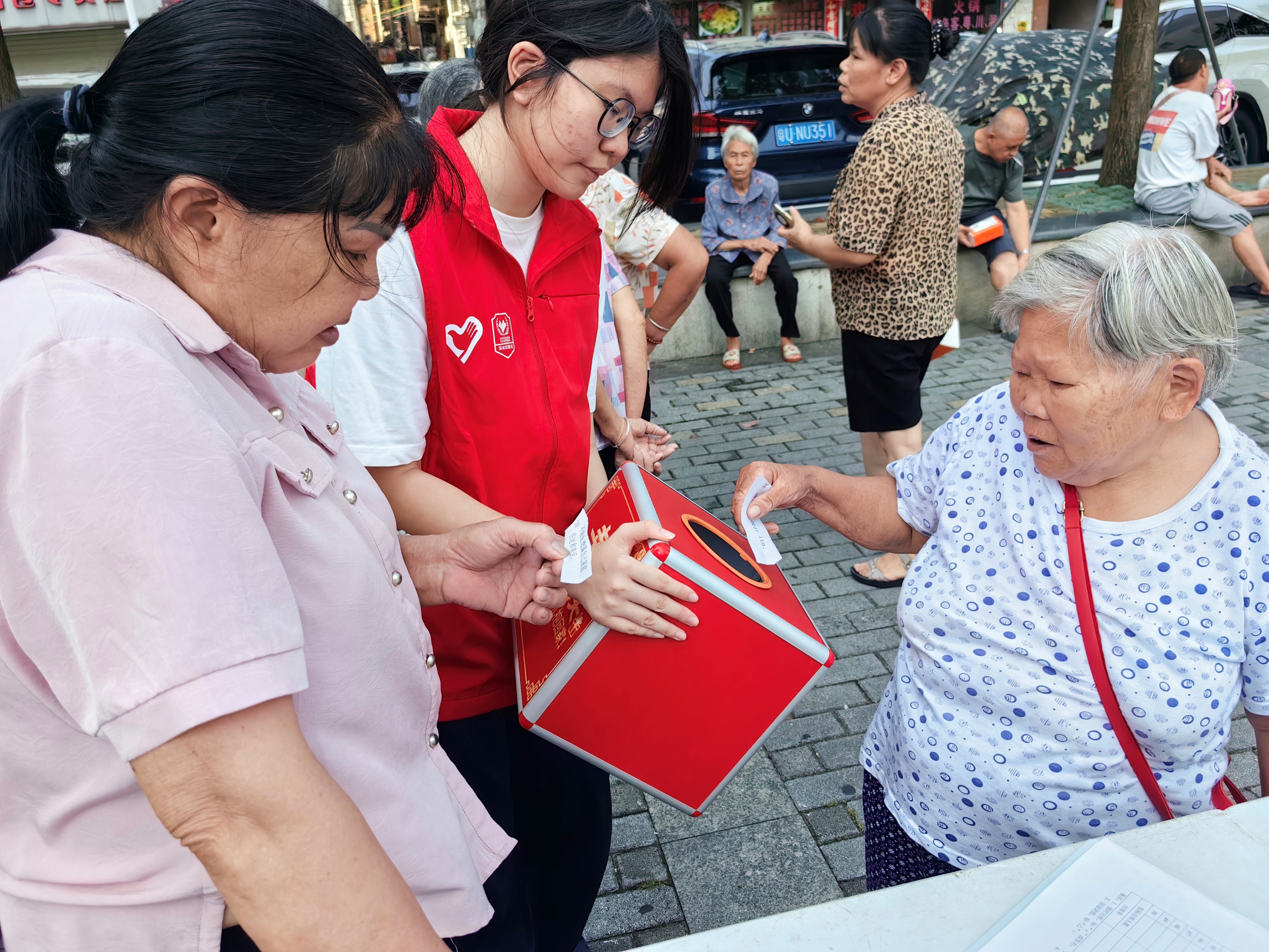 居民现场抽取普法问答题目,在趣味答题中夯实法治常识