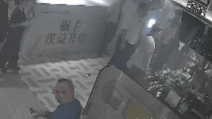 监控视频片段：工作人员使用灭火器对准火源根部喷射