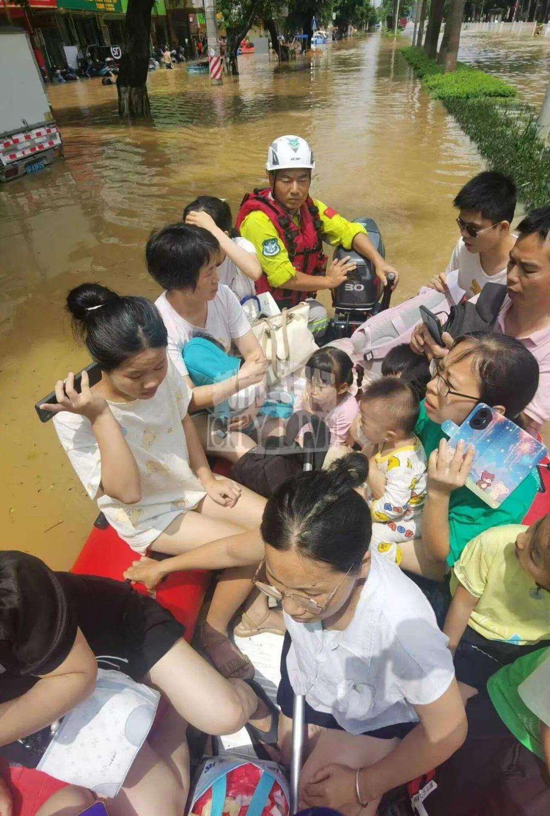 江西多支救援力量千里驰援广西离去时全城冒雨相送(图1)