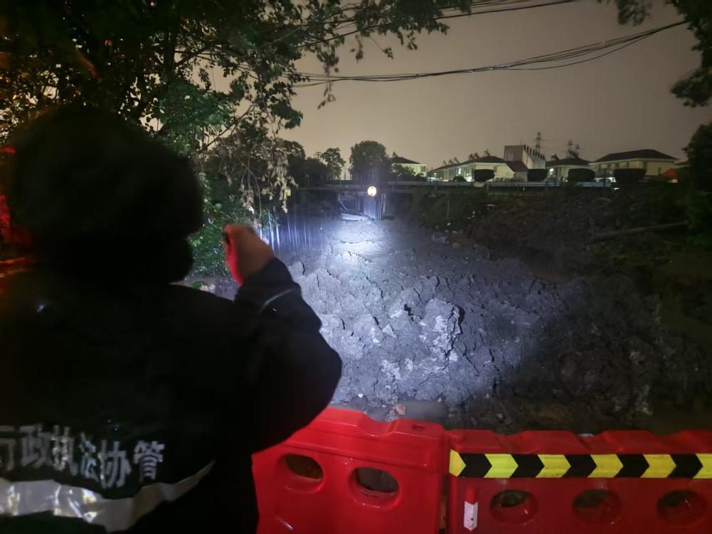 风雨坚守护民生 鄞州综合执法持续筑牢抗台防汛安全防线