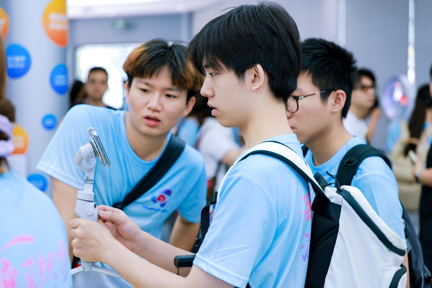 (深港澳台青年参观全球人工智能场景应用展示中心)