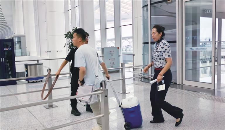 安检开通“绿色通道”为旅客节省时间