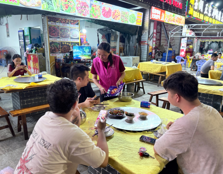 西乡街道南昌社区女子劝导队夜访餐饮门店 面对面传递“酒后禁驾”