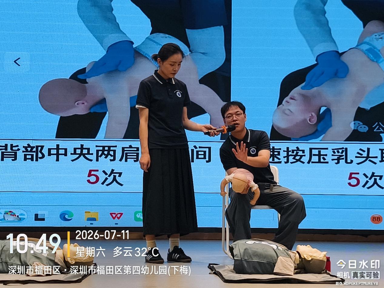 图2|实操演示婴幼儿海姆立克急救法