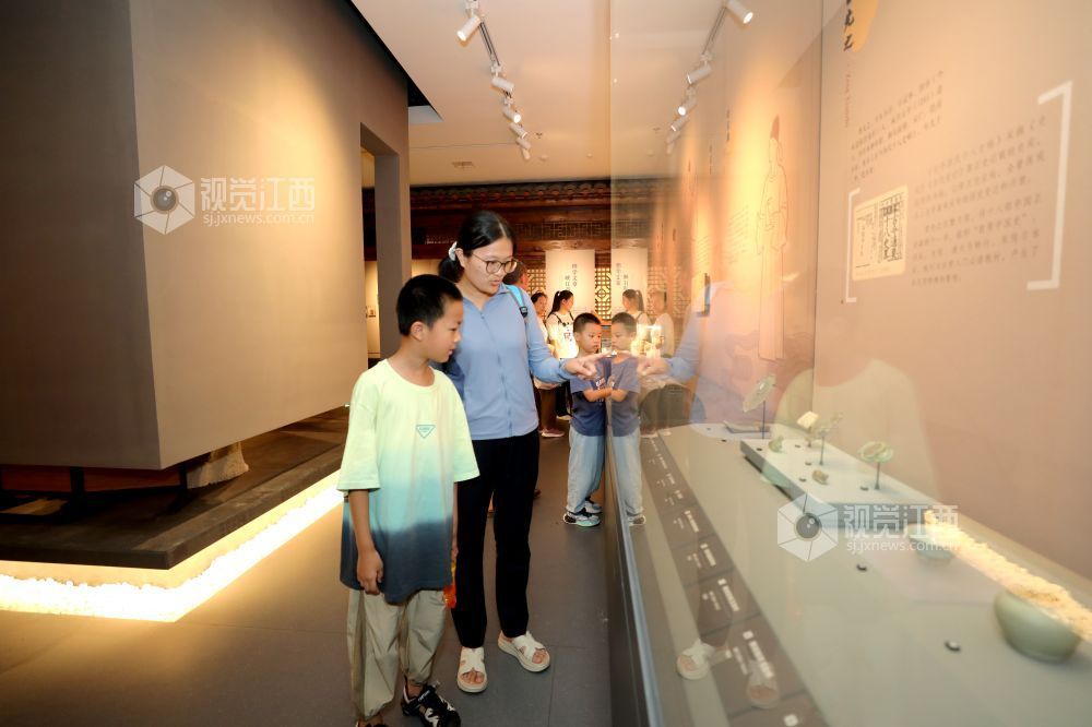 2026年7月15日,市民游客在江西省吉安市峡江县博物馆内游览参观。