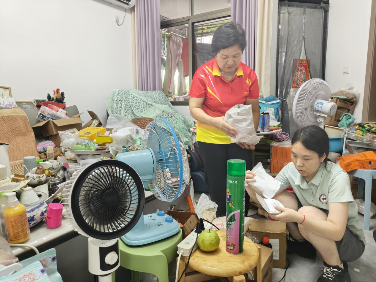 清理杂物除隐患 网格暖心护夕阳