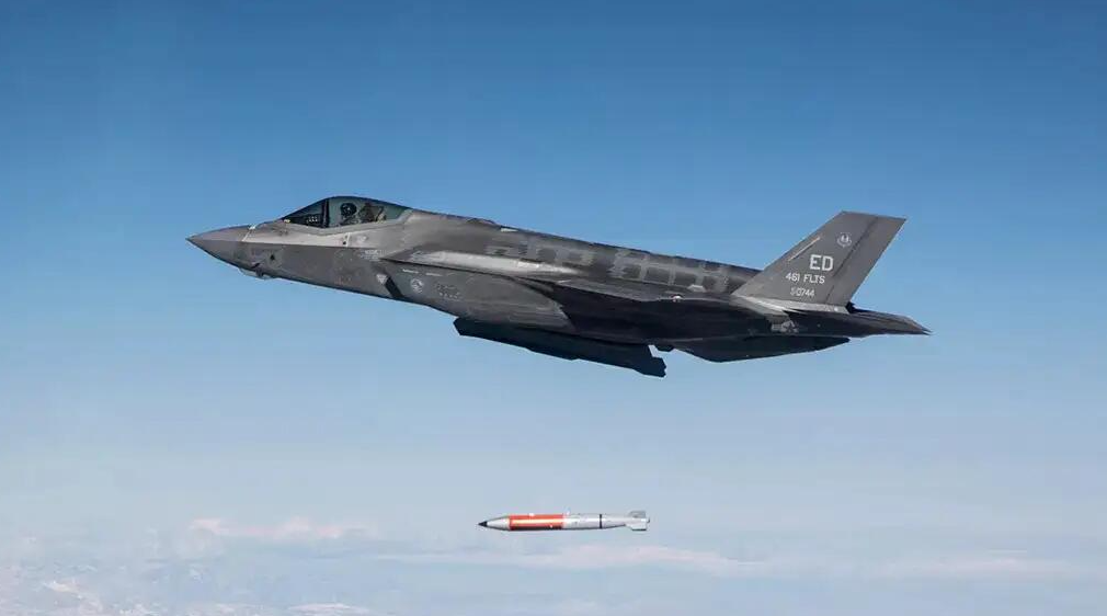 图为F-35战机试验投掷B61-12核弹