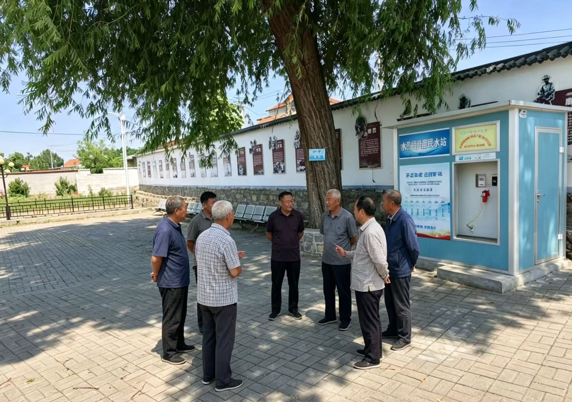 岱岳区粥店街道石腊社区依托“柳下议事角”协商平台，收集群众意见建议。