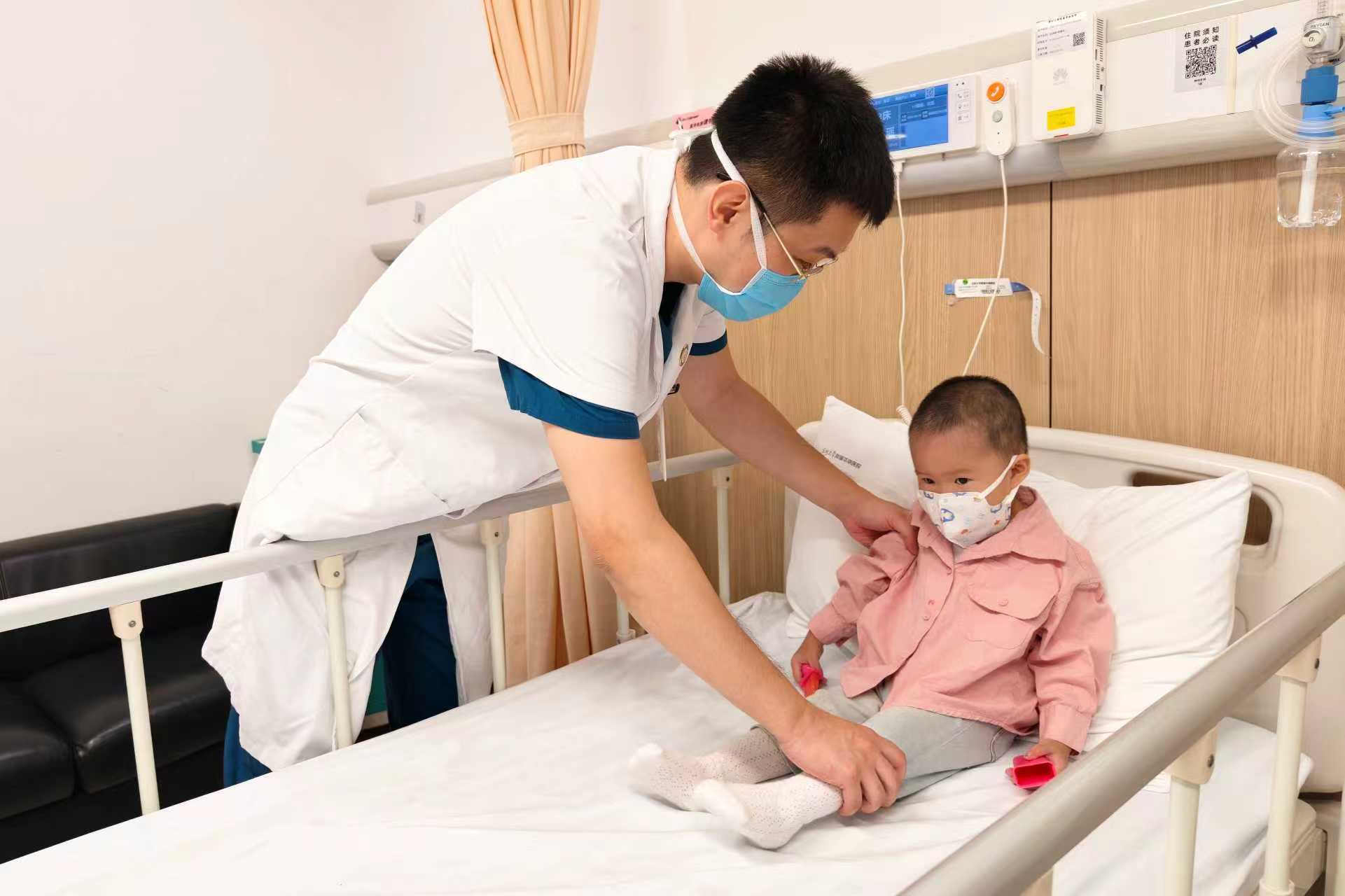 刀尖起舞!两岁幼童颅内暗藏“鸡蛋”大肿瘤,深大华南医院多学科联手极限“摘瘤”