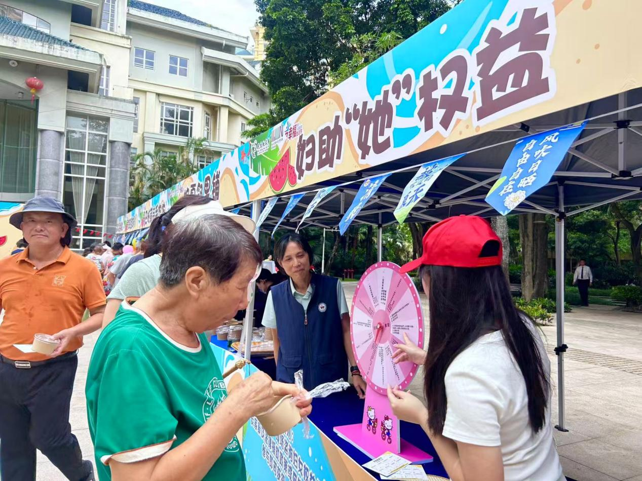 夏睦友伴有邻便民集市火热开市 白石洲西社区党委 暖心服务送到家门口