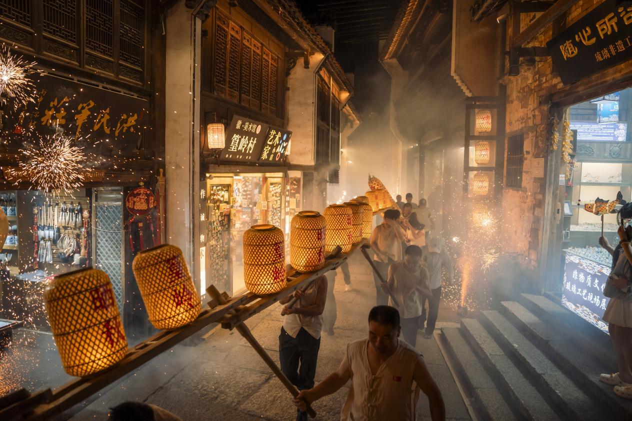 深耕夜间文旅业态 篁岭乡村非遗夜焕新上线
