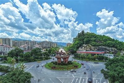 7月5日，“七匹马”雕塑转盘静静地屹立在蓝天白云之下。记者 熊 伟 摄