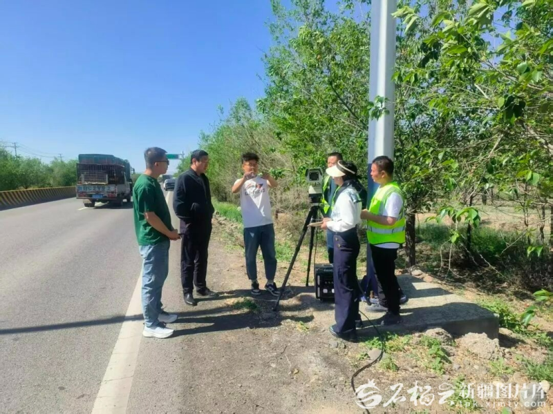 昌吉回族自治州环境污染监控中心邀请遥感检测行业专家开展移动式遥感检测技术现场培训。昌吉回族自治州生态环境局供图