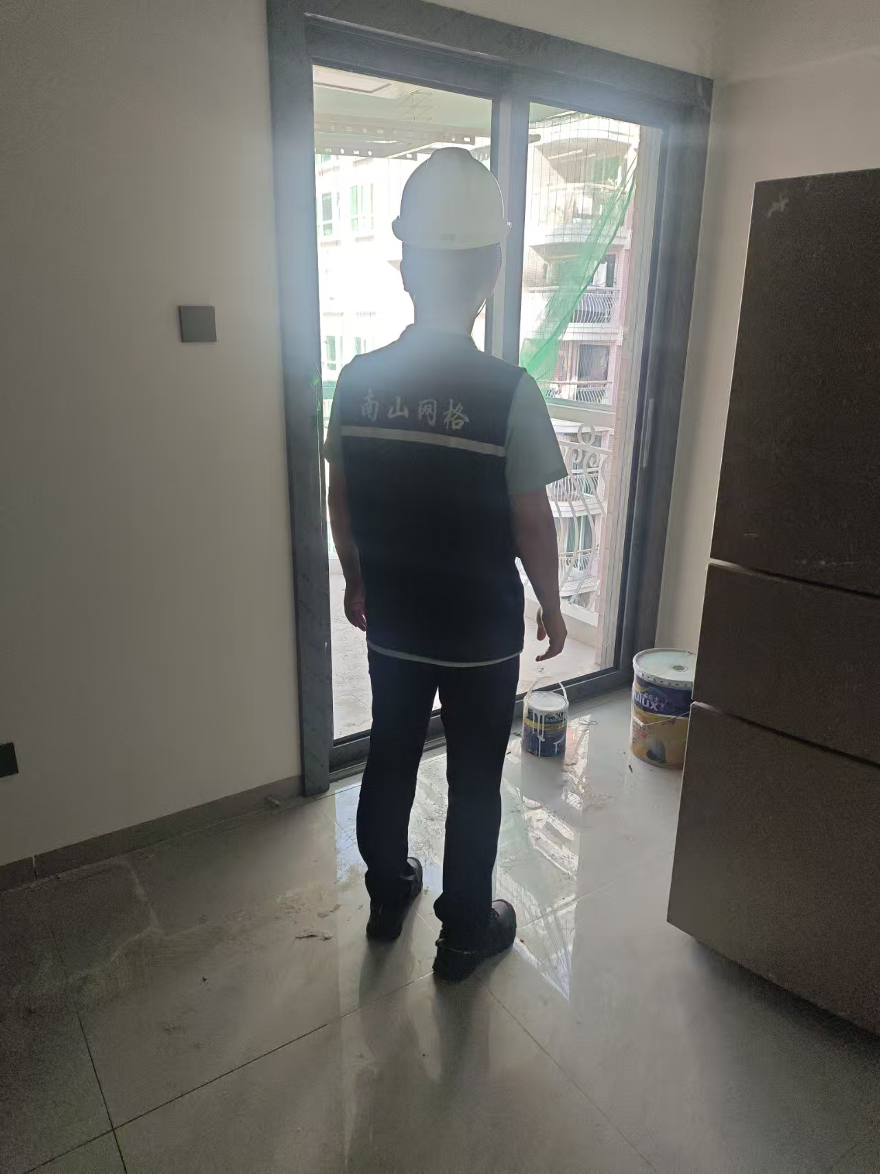 南山区沙河街道明珠街社区筑牢施工安全“防护堤”