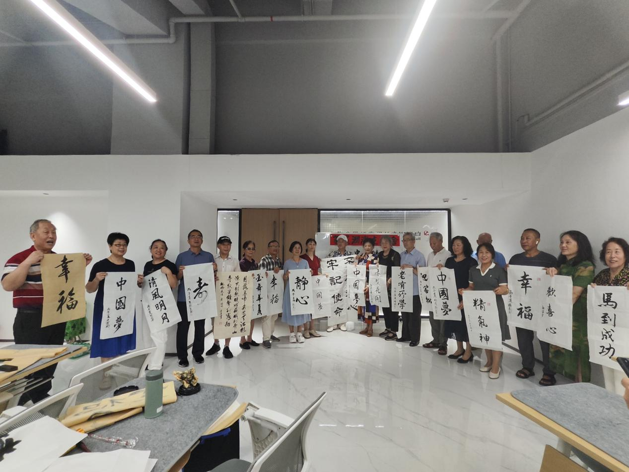 耆笔流年 白石洲东社区开展长者书法交流会