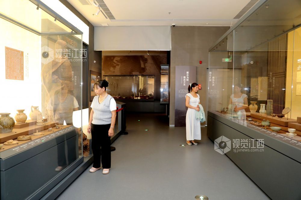 2026年7月15日,市民游客在江西省吉安市峡江县博物馆内游览参观。