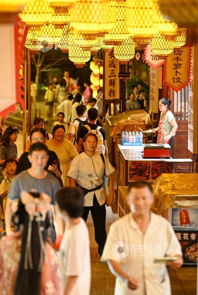 2026年7月10日，江西赣州，在江西省赣州市宋城历史文化街区，灯光璀璨人气旺，游客络绎不绝。