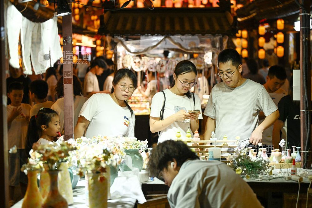 2026年7月10日，江西赣州，在江西省赣州市宋城历史文化街区，游客在选购商品。