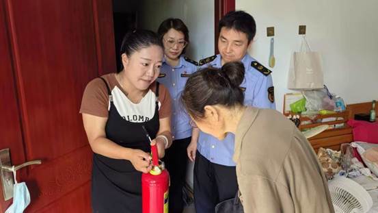 图为执法人员同步排查沿街商铺风险，上门解答居家安全难题