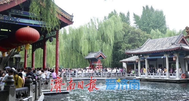 一年四季 泉在济南｜雨润泉城 趵突泉喷涌欢畅“水涌若轮”