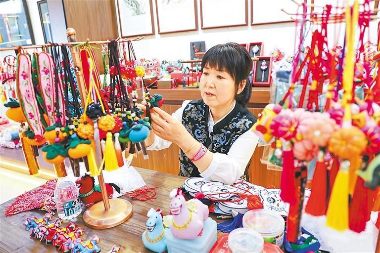 赵丽珺整理香包