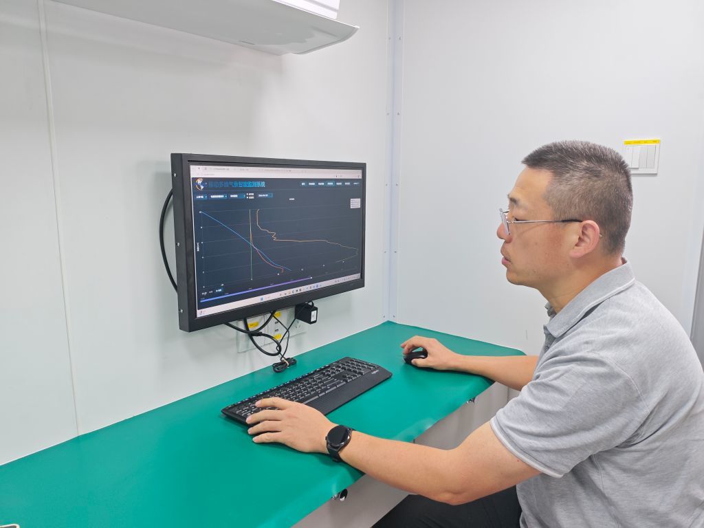 张文刚展示设备收集的数据。新华社记者 张阳 摄