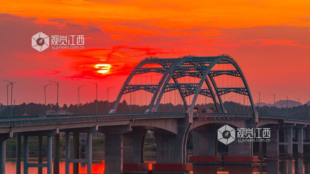 2026年7月11日在江西省吉安市峡江县赣江大桥拍摄的画面。