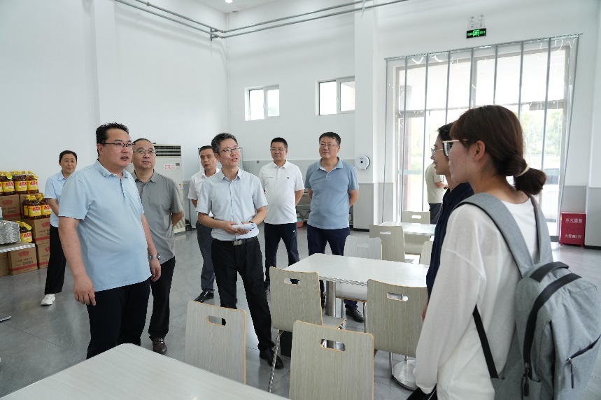 图:兖矿物流公司领导班子到职工食堂了解听取职工意见见议