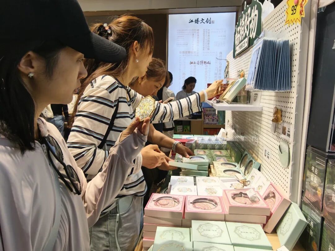 游客在选购文创产品。