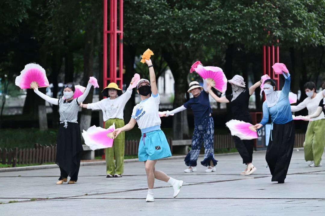 状元洲公园，市民翩翩起舞。