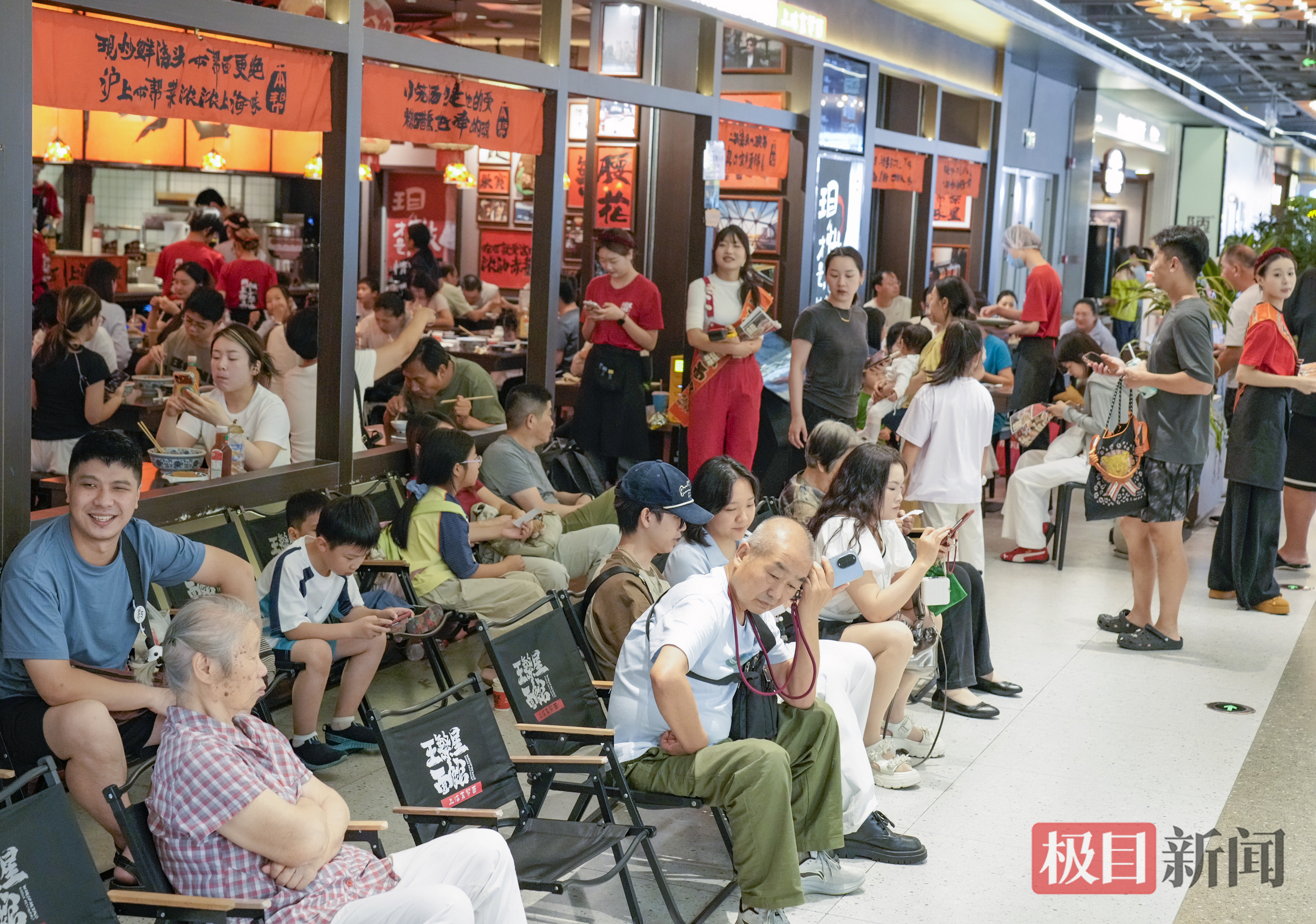 美食区，众多店铺一座难求