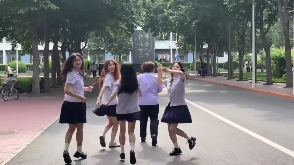 毕业踏歌行｜三尺讲台的青春接力