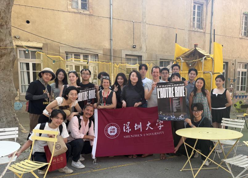 Stellar实验剧团成员受邀在阿维尼翁当地基金会场地内合影留念