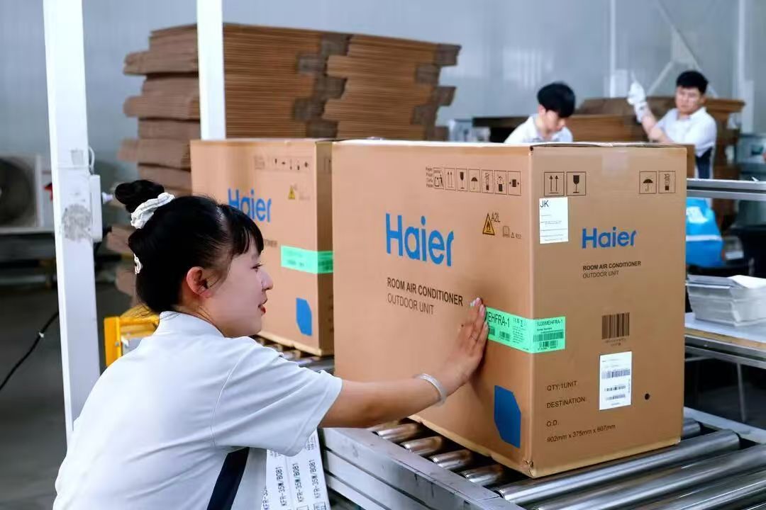 海尔空调工作人员进行包装