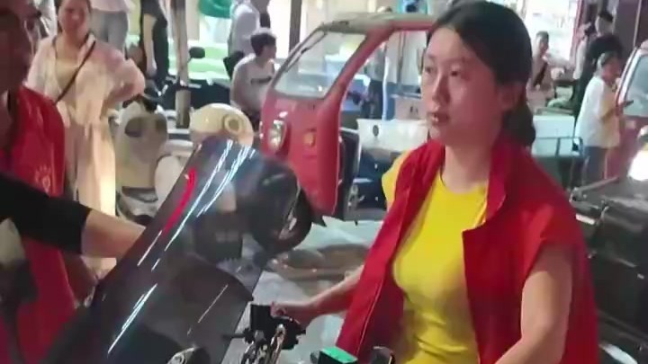 重庆彭水大批女骑手坚守在救援一线：想到里面的孩子就想哭，我也是妈妈