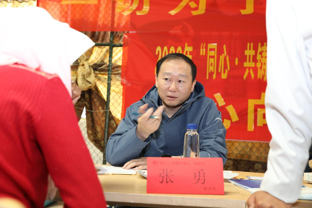 张勇主任与当地群众交流
